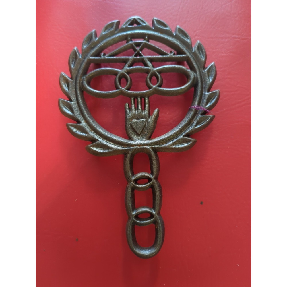 vintage handle kitchen trivet or hang for art hand with ring deign